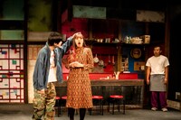 コンプソンズ #10「われらの狂気を生き延びる道を教えてください」より。（撮影：塚田史香）