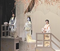 左から影山拓也（IMPACTors / ジャニーズJr.）、中村壱太郎、嶋崎斗亜（Lil かんさい / 関西ジャニーズJr.）。