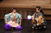 舞台「波濤を越えて」より。