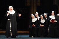 ミュージカル「天使にラブ・ソングを～シスター・アクト～」より。（写真提供：東宝演劇部）