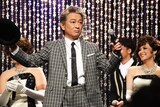 両腕を広げて拍手を浴びた駒田一。