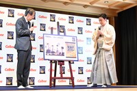 「開発風景の写真、時計が2:15を指していますが、これは深夜ですか……？」と遠藤英三郎（左）に聞き、「深夜ではないです（笑）」と返される松本幸四郎（右）。