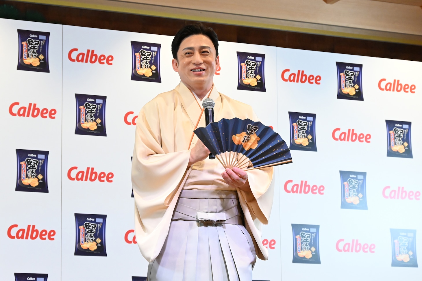プレゼントされた扇子に「『堅あげポテト』の良い香りがしてきそう」と喜ぶ松本幸四郎。