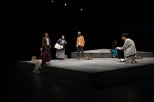 KAAT×城山羊の会「温暖化の秋 -hot autumn-」より。（撮影：益永葉）