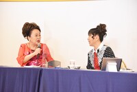 自由にトークを繰り広げる渡辺えり、室井滋。
