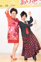 左から渡辺えり、室井滋。