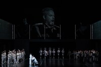 新国立劇場 開場25周年記念公演「ボリス・ゴドゥノフ」より。（撮影：堀田力丸、提供：新国立劇場）