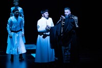 新国立劇場 開場25周年記念公演「ボリス・ゴドゥノフ」より。（撮影：堀田力丸 提供：新国立劇場）