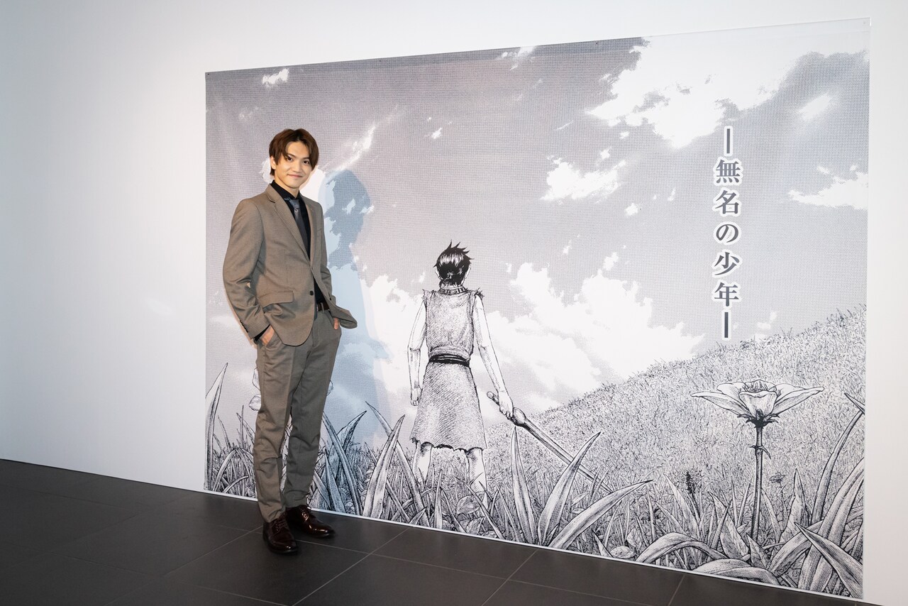 舞台「キングダム」信役の三浦宏規＆高野洸が「キングダム展 －信－」を訪問