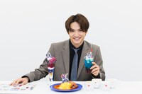 「キングダム展 －信－」大阪会場で開催中のコラボカフェメニューを手にした三浦宏規。