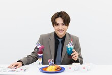 「キングダム展 －信－」大阪会場で開催中のコラボカフェメニューを手にした三浦宏規。