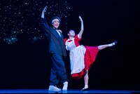 「家政夫のミタゾノ THE STAGE ～お寺座の怪人～」より。（撮影：引地信彦）