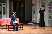 二兎社公演46「歌わせたい男たち」より。（撮影：本間伸彦）