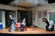 二兎社公演46「歌わせたい男たち」より。（撮影：本間伸彦）