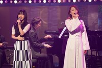 左から昆夏美、望海風斗。