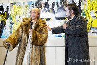 仲むつまじい姿を見せる佐々木蔵之介（左）、加治将樹（右）。