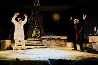 世田谷パブリックシアター トラム、二人芝居「建築家とアッシリア皇帝」より。（撮影：細野晋司）