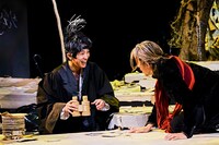 世田谷パブリックシアター トラム、二人芝居「建築家とアッシリア皇帝」より。（撮影：細野晋司）