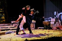 世田谷パブリックシアター トラム、二人芝居「建築家とアッシリア皇帝」より。（撮影：細野晋司）