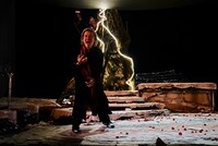 世田谷パブリックシアター トラム、二人芝居「建築家とアッシリア皇帝」より。（撮影：細野晋司）