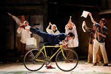 流山児★事務所公演「ベンガルの虎」より。（撮影：横田敦史）