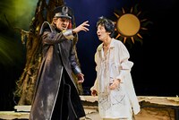 世田谷パブリックシアター トラム、二人芝居「建築家とアッシリア皇帝」より。（撮影：細野晋司）