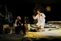 世田谷パブリックシアター トラム、二人芝居「建築家とアッシリア皇帝」より。（撮影：細野晋司）