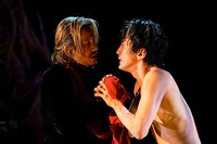 世田谷パブリックシアター トラム、二人芝居「建築家とアッシリア皇帝」より。（撮影：細野晋司）