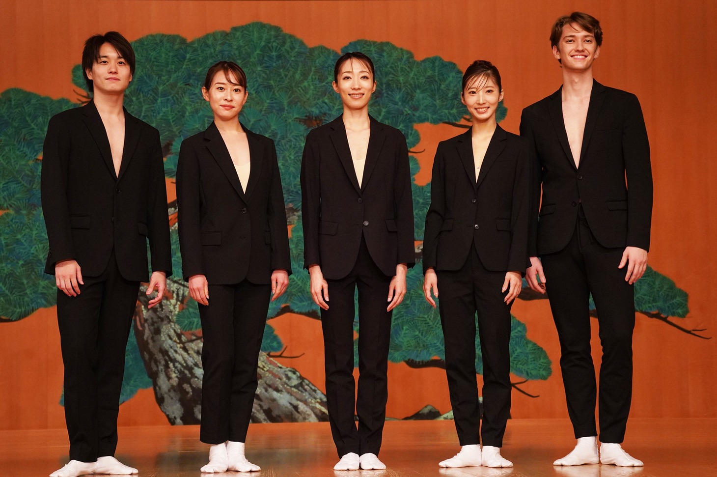 K-BALLET Opto「プラスチック」制作発表会より、左から山本雅也、小林美奈、日高世菜、飯島望未、ジュリアン・マッケイ。