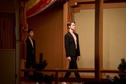 K-BALLET Opto「プラスチック」制作発表会より、「ペットボトル迷宮」パフォーマンスの様子。(c)Hajime Watanabe