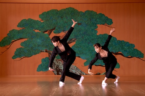 K-BALLET Opto「プラスチック」制作発表会より、「ビニール傘小町」パフォーマンスの様子。(c)Hajime Watanabe
