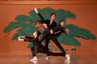 K-BALLET Opto「プラスチック」制作発表会より、「ペットボトル迷宮」パフォーマンスの様子。(c)Hajime Watanabe