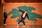 K-BALLET Opto「プラスチック」制作発表会より、「ペットボトル迷宮」パフォーマンスの様子。(c)Hajime Watanabe