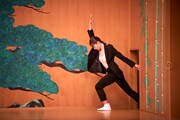 K-BALLET Opto「プラスチック」制作発表会より、「ビニール傘小町」パフォーマンスの様子。(c)Hajime Watanabe