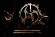 「鼓童ワン・アース・ツアー2022～ミチカケ」より。（撮影：岡本隆史）