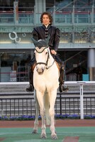 馬に乗って登場した中川晃教。（撮影：引地信彦）