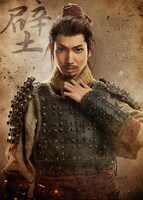 有澤樟太郎の扮装ビジュアル。（撮影：坂田貴広、デザイン：羽尾万里子、衣裳：中原幸子、ヘアメイク：宮内宏明）