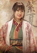 石川由依の扮装ビジュアル。（撮影：坂田貴広、デザイン：羽尾万里子、衣裳：中原幸子、ヘアメイク：宮内宏明）