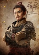 梶裕貴の扮装ビジュアル。（撮影：坂田貴広、デザイン：羽尾万里子、衣裳：中原幸子、ヘアメイク：宮内宏明）