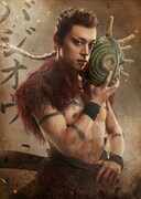 元木聖也の扮装ビジュアル。（撮影：坂田貴広、デザイン：羽尾万里子、衣裳：中原幸子、ヘアメイク：宮内宏明）