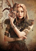 梅澤美波の扮装ビジュアル。（撮影：坂田貴広、デザイン：羽尾万里子、衣裳：中原幸子、ヘアメイク：宮内宏明）