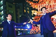 ライトアップにはしゃぐ石丸幹二(左)と向井理(右)。