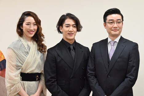 左から水夏希、尾上右近、尾上菊之丞。