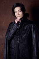 佐藤弘樹扮する ヴラド。