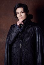 佐藤弘樹扮する ヴラド。