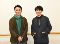 左から岩井秀人、ユースケ・サンタマリア。