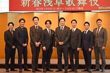 左から中村莟玉、中村隼人、坂東新悟、中村歌昇、尾上松也、坂東巳之助、中村種之助、中村橋之助。