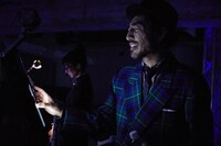 毛皮族「セクシードライバー」より。（Photo by EMIRI HABAKI）