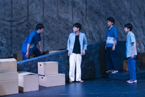 KAAT神奈川芸術劇場プロデュース「ライカムで待っとく」より。(撮影:引地信彦)