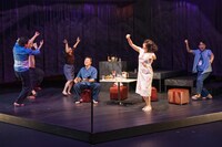 KAAT神奈川芸術劇場プロデュース「ライカムで待っとく」より。（撮影：引地信彦）